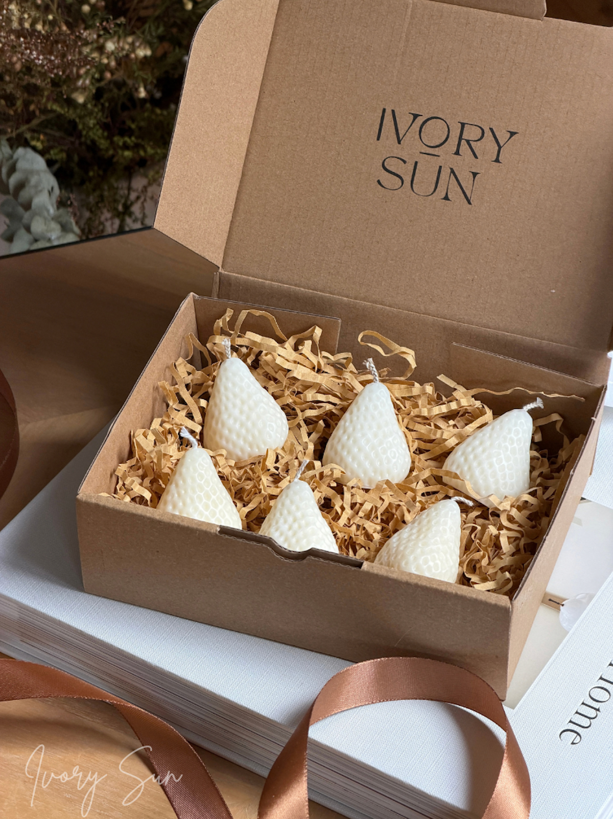 A beautiful gift box filled with handcrafted scented soy candles, perfect for adding warmth and charm to any home. Made in Australia from premium soy wax or Australian beeswax, these cute sculptural candles are available with pure essential oils. Decorative, non toxic candles designed for modern home décor, gifting and special occasions. A thoughtful gift box featuring Strawberry Candles Australia, ideal for Mother’s Day candles, housewarming gifts Australia and gift ideas for home lovers.